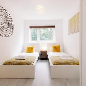Apartment Spacious Flat In South With Balcony - Pass The Keys, London